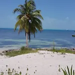 Marysol Beachfront Next To Nomads D2